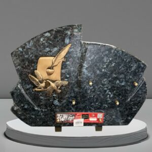 Plaque avec Parchemin et Colombe en Granit