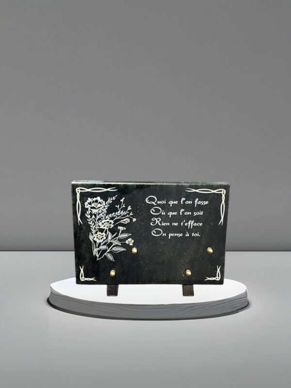 Plaque avec Fleurs et Texte en Granit